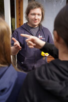 Nils Wernecke im Austausch auf Augenhöhe mit zwei Teamerlingen.