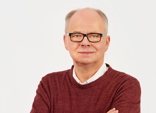 Das ist Herr Lars Bonk. Er ist Referent für Leitung und Verwaltung im Bereich Wohnen und Pflege der AWO Weser-Ems.