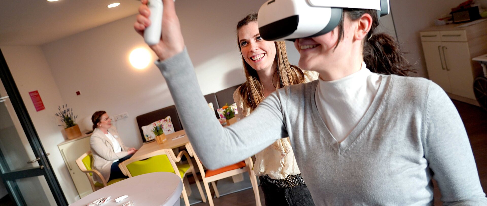 Pia Wiechmann und ihre Kolleg*innen vor Ort checken nicht nur Bewerbungsunterlagen, sondern erstellen auch Bewerbungsfotos und gewähren Blicke durch VR-Brillen – unter anderem.