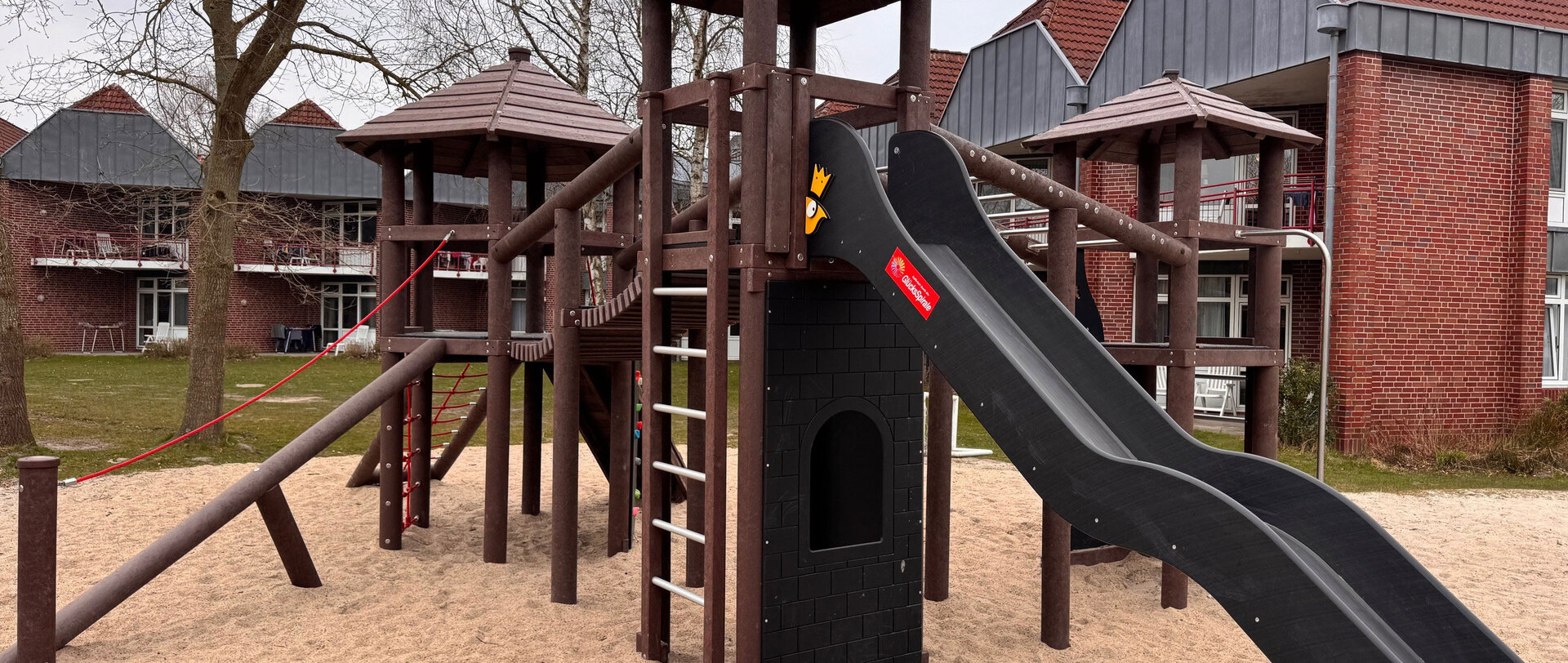 Die neue riesige Spielanlage am AWO Lotte-Lemke-Haus, der Mutter-Kind-Kurklinik in Bensersiel. 